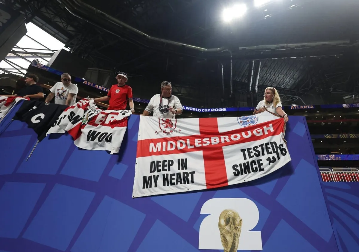 15. júla 2026; Atlanta, Georgia, USA; Anglickí fanúšikovia pred zápasom vyvesili na štadióne vlajky. Povinný kredit: Brett Davis-Imagn Images