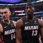 Bam Adebayo a Tyler Herro opúšťajú kurt v United Center.