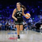 20. júla 2026; Arlington, Texas, USA; Strážkyňa slobody v New Yorku Marine Fauthoux (4) driblovala s loptou na ihrisku proti Dallas Wings počas prvého polčasu v College Park Center. Povinný kredit: Chris Jones-Imagn Images