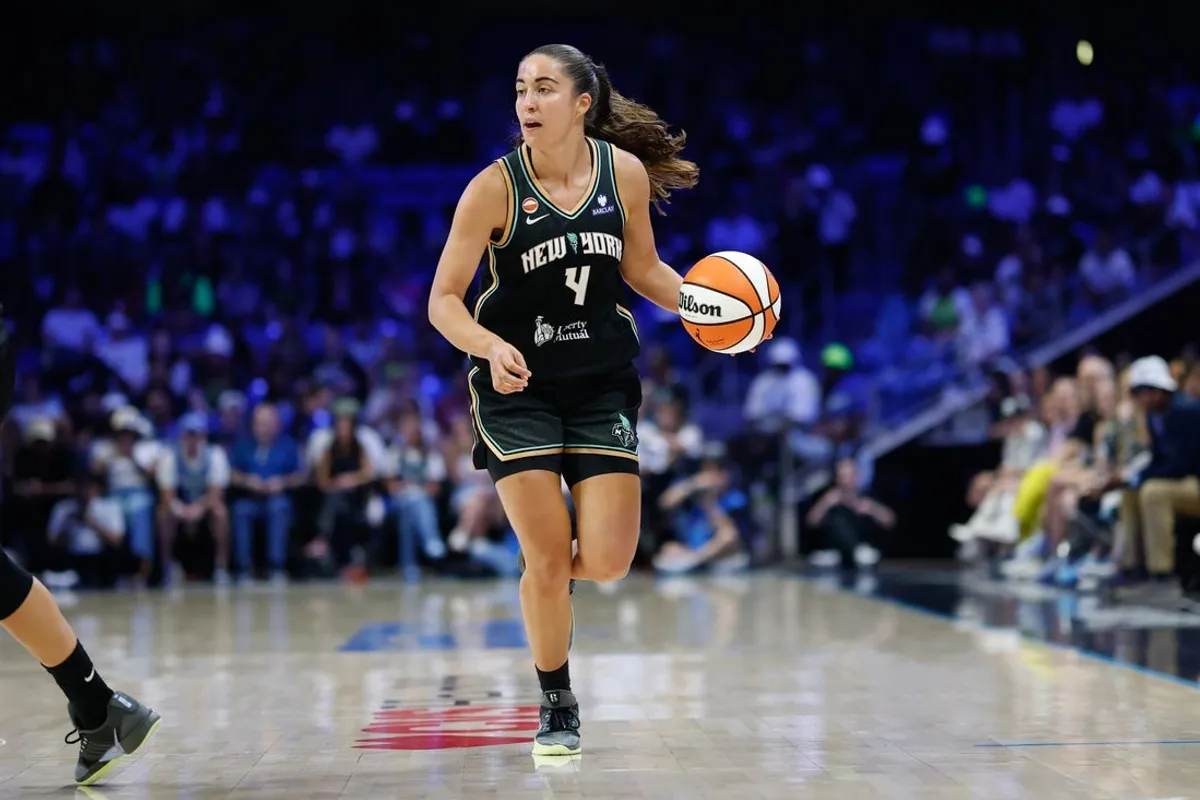 20. júla 2026; Arlington, Texas, USA; Strážkyňa slobody v New Yorku Marine Fauthoux (4) driblovala s loptou na ihrisku proti Dallas Wings počas prvého polčasu v College Park Center. Povinný kredit: Chris Jones-Imagn Images