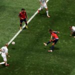 Barcelona vedie v semifinále majstrovstiev sveta medzi rivalmi z La Ligy s väčšinou hráčov
