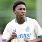 Jesse Bisiwu v bielom futbalovom drese na ihrisku počas zápasu.
