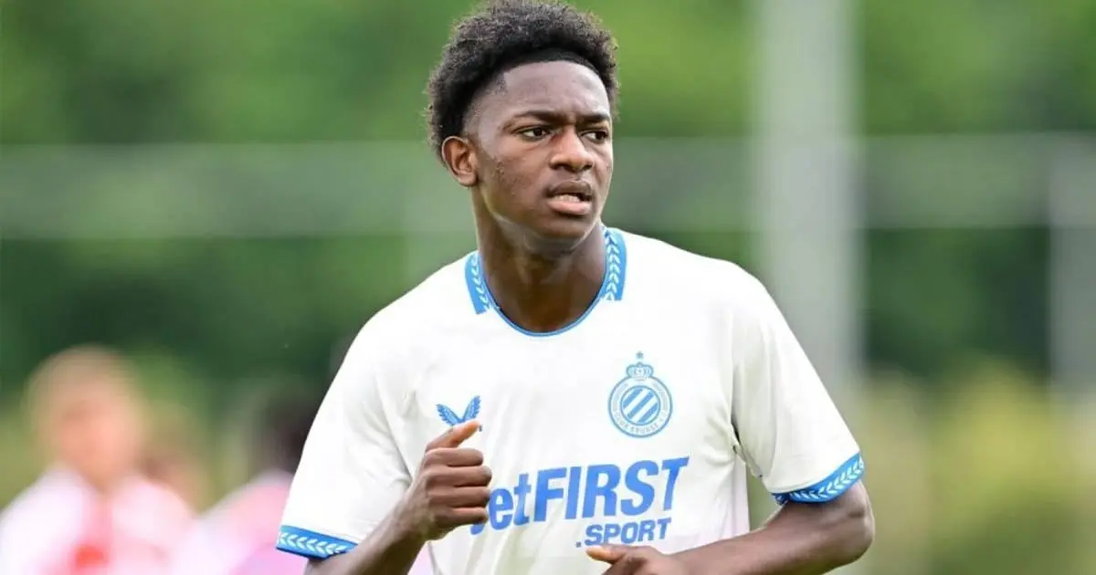 Jesse Bisiwu v bielom futbalovom drese na ihrisku počas zápasu.