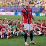 Nór Erling Haaland (9) vedie tím, keď sa zúčastňuje vikingskej lode po zápase osemfinále Svetového pohára vo futbale medzi Brazíliou a Nórskom v East Rutherford, NJ, neďaleko New Yorku, v nedeľu 5. júla 2026.