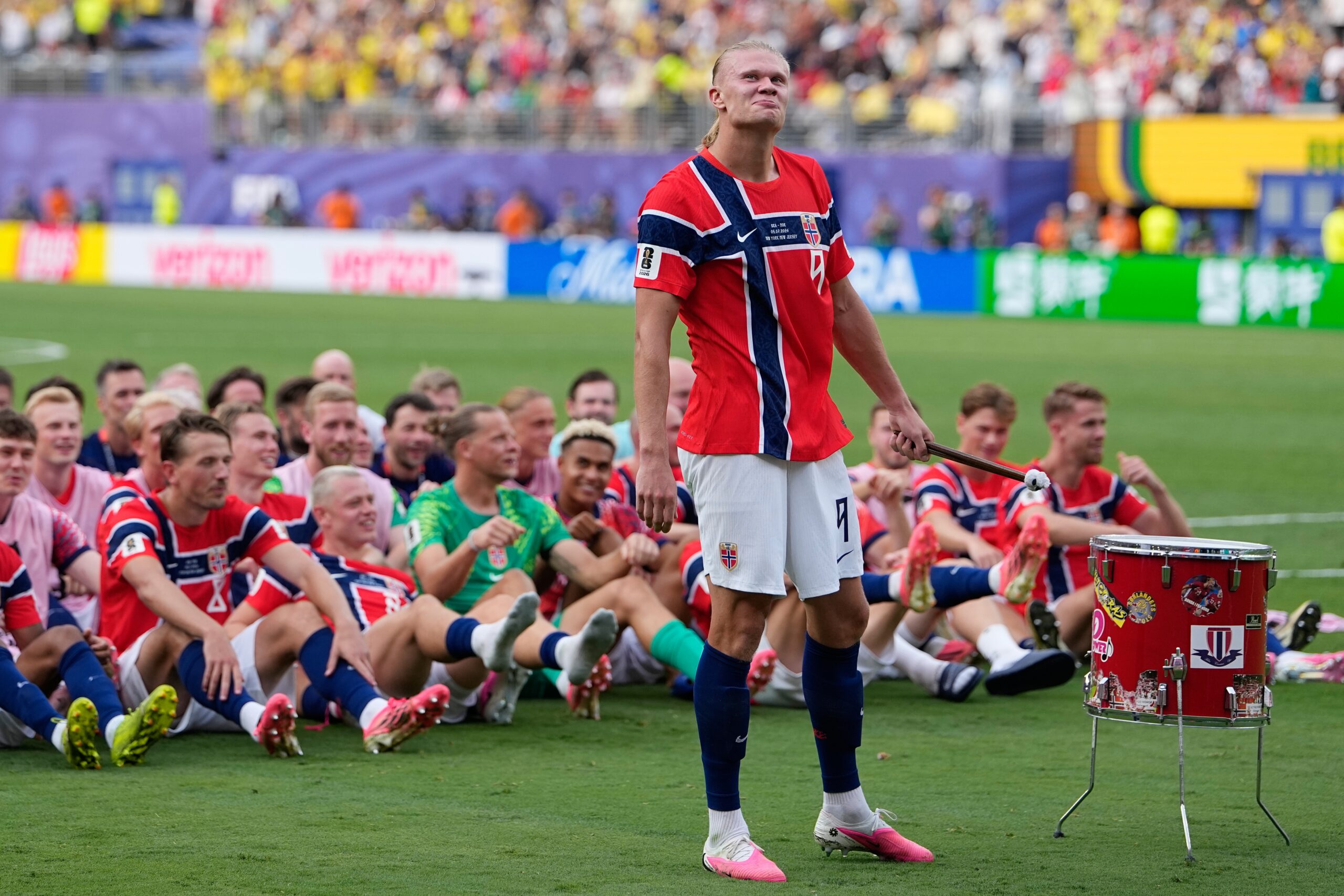 Nór Erling Haaland (9) vedie tím, keď sa zúčastňuje vikingskej lode po zápase osemfinále Svetového pohára vo futbale medzi Brazíliou a Nórskom v East Rutherford, NJ, neďaleko New Yorku, v nedeľu 5. júla 2026.