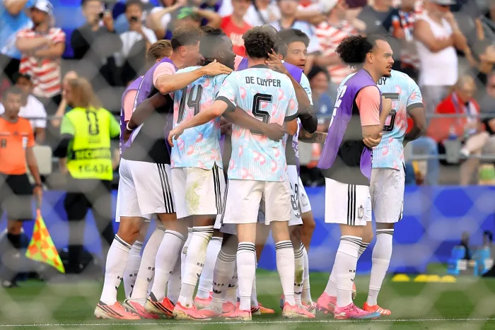 Belgicko oslavuje víťazstvo na majstrovstvách sveta nad USA priamym kopaním na FIFA a Donalda Trumpa