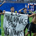 Biely dom podporuje Argentínu za transparent MS na Falklandoch | Futbal | Šport