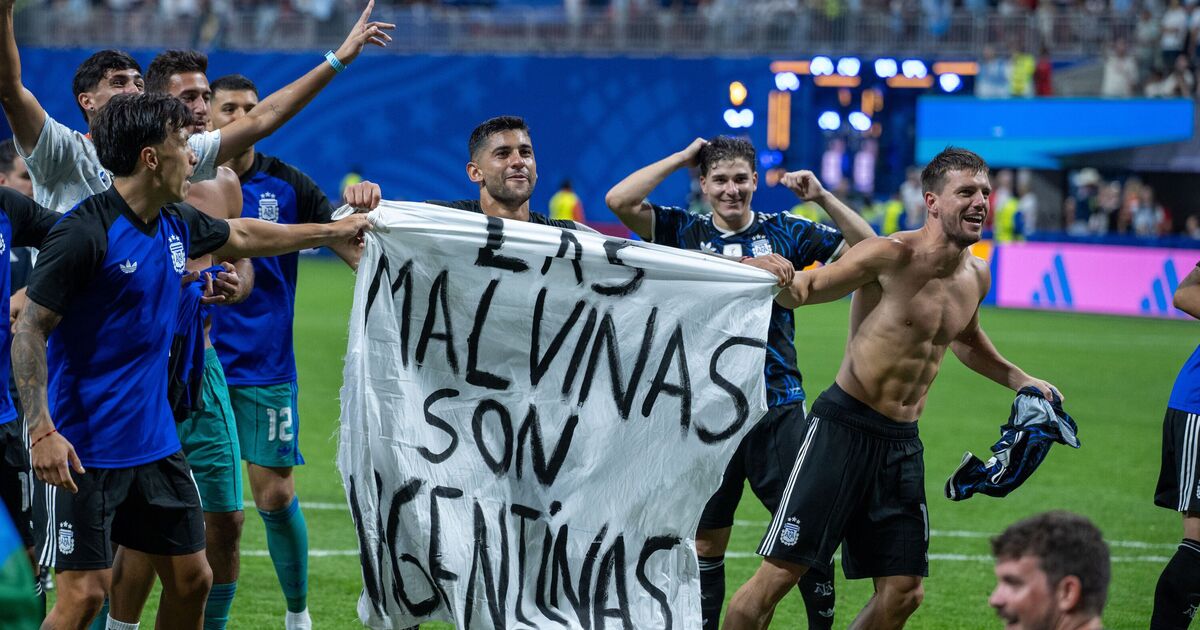 Biely dom podporuje Argentínu za transparent MS na Falklandoch | Futbal | Šport