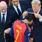 Biely dom reagoval na Ferrana Torresa, ktorý mal na oslavách majstrovstiev sveta oblečenú čiapku „Make Spain Great Again“.