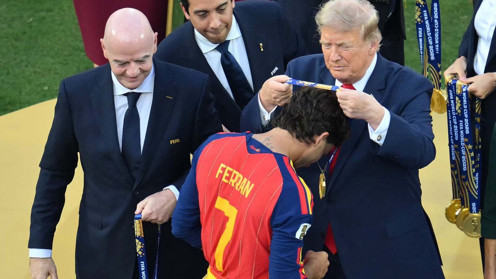 Biely dom reagoval na Ferrana Torresa, ktorý mal na oslavách majstrovstiev sveta oblečenú čiapku „Make Spain Great Again“.