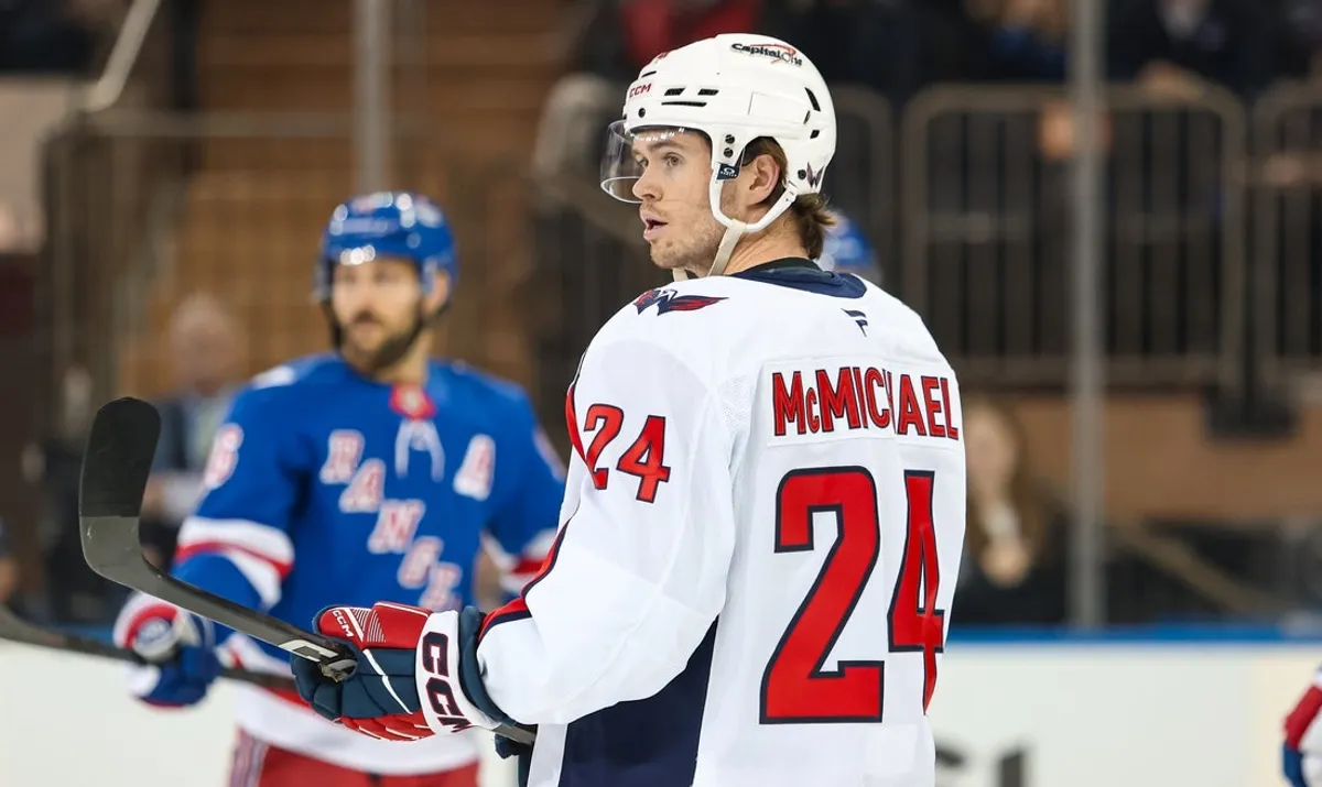 5. apríla 2026; New York, New York, USA; Ľavé krídlo Washington Capitals Connor McMichael (24) korčuľuje proti New York Rangers počas prvej tretiny v Madison Square Garden. Povinný kredit: Danny Wild-Imagn Images