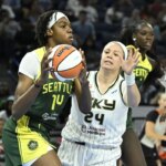 15. júla 2026; Chicago, Illinois, USA; Center Seattle Storm Dominique Malonga (14) prihráva počas druhého polčasu vo Wintrust Arene proti strážkyni Chicago Sky Rachel Banham (24). Povinný kredit: Matt Marton-Imagn Images