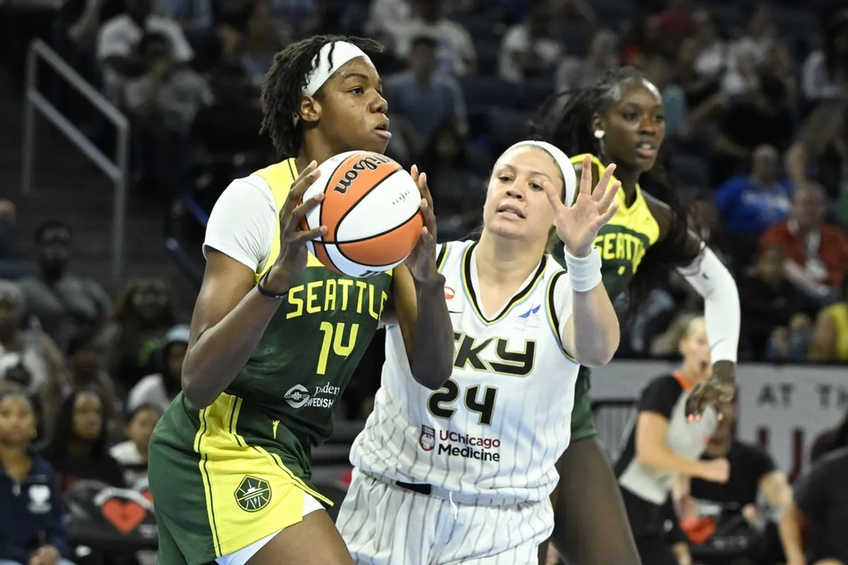 15. júla 2026; Chicago, Illinois, USA; Center Seattle Storm Dominique Malonga (14) prihráva počas druhého polčasu vo Wintrust Arene proti strážkyni Chicago Sky Rachel Banham (24). Povinný kredit: Matt Marton-Imagn Images