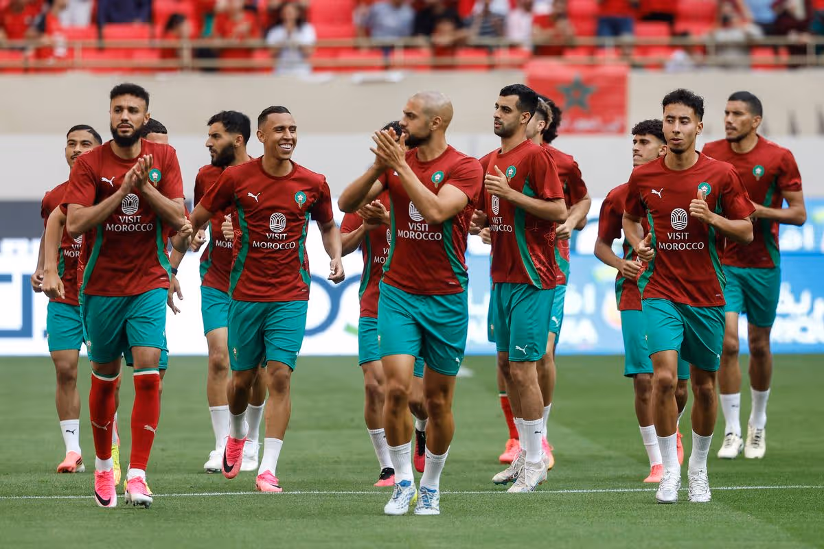 Marocký hráč #04 Sofyan Amrabat (C) a jeho spoluhráči sa zohrievajú pred priateľským futbalovým zápasom medzi Marokom a Madagaskarom na štadióne princa Moulay Abdellaha
