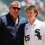 Jim Thome v tmavej košeli s krátkymi rukávmi má jednu ruku okolo svojho syna Landona, oblečeného v póle White Sox