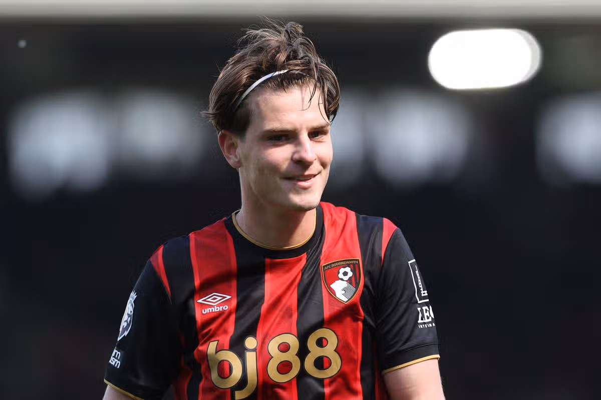 Stredopoliar Bournemouthu Alex Scott
