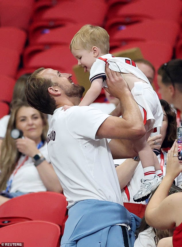 Harry Kane zdvihol svojho dvojročného syna hore a žiaril, keď mu hľadel do očí po tom, čo zabezpečil víťazstvo Anglicka.