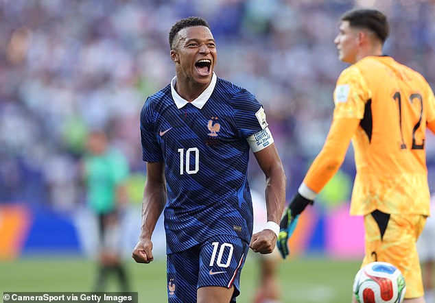Kylian Mbappe naňho hodil loptu na konci nešťastnej výhry Francúzska nad Paraguajom.