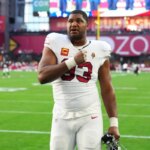 21. decembra 2025; Glendale, Arizona, USA; Defenzívny zápas Arizona Cardinals Calais Campbell (93) stojí na ihrisku pred zápasom proti Atlante Falcons na State Farm Stadium. Povinný kredit: Joe Camporeale-Imagn Images
