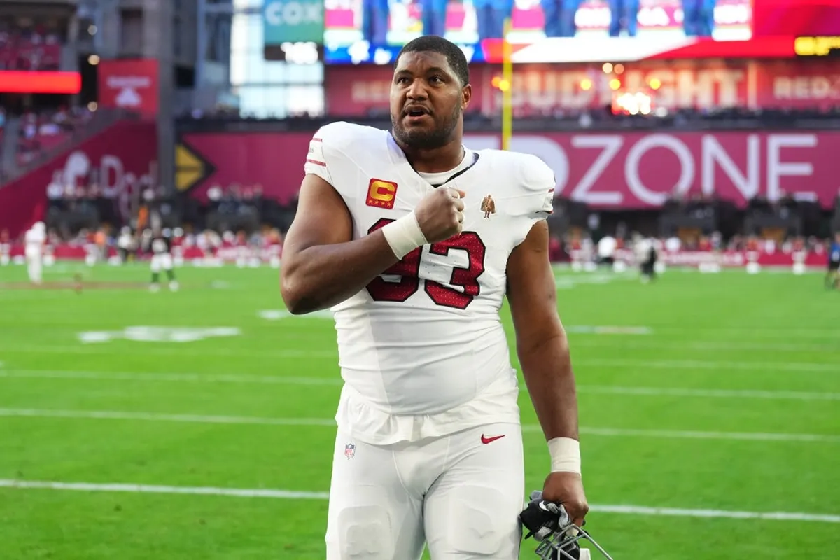 21. decembra 2025; Glendale, Arizona, USA; Defenzívny zápas Arizona Cardinals Calais Campbell (93) stojí na ihrisku pred zápasom proti Atlante Falcons na State Farm Stadium. Povinný kredit: Joe Camporeale-Imagn Images