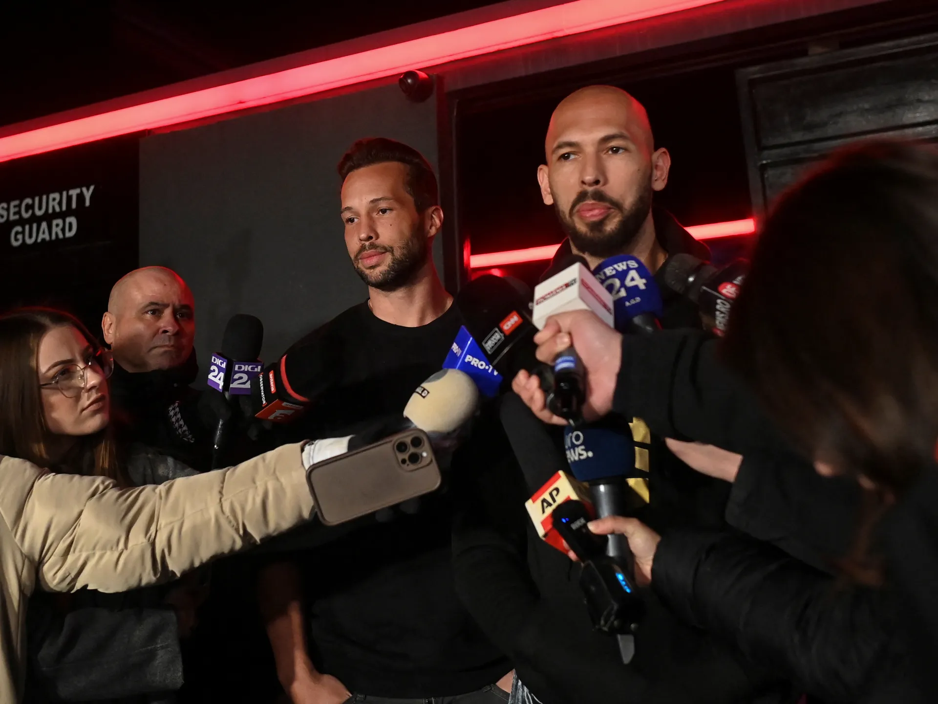 Bratia Tateovci sľubujú, že budú bojovať proti vydaniu, keď sa objavia na súde v Miami | zločinu