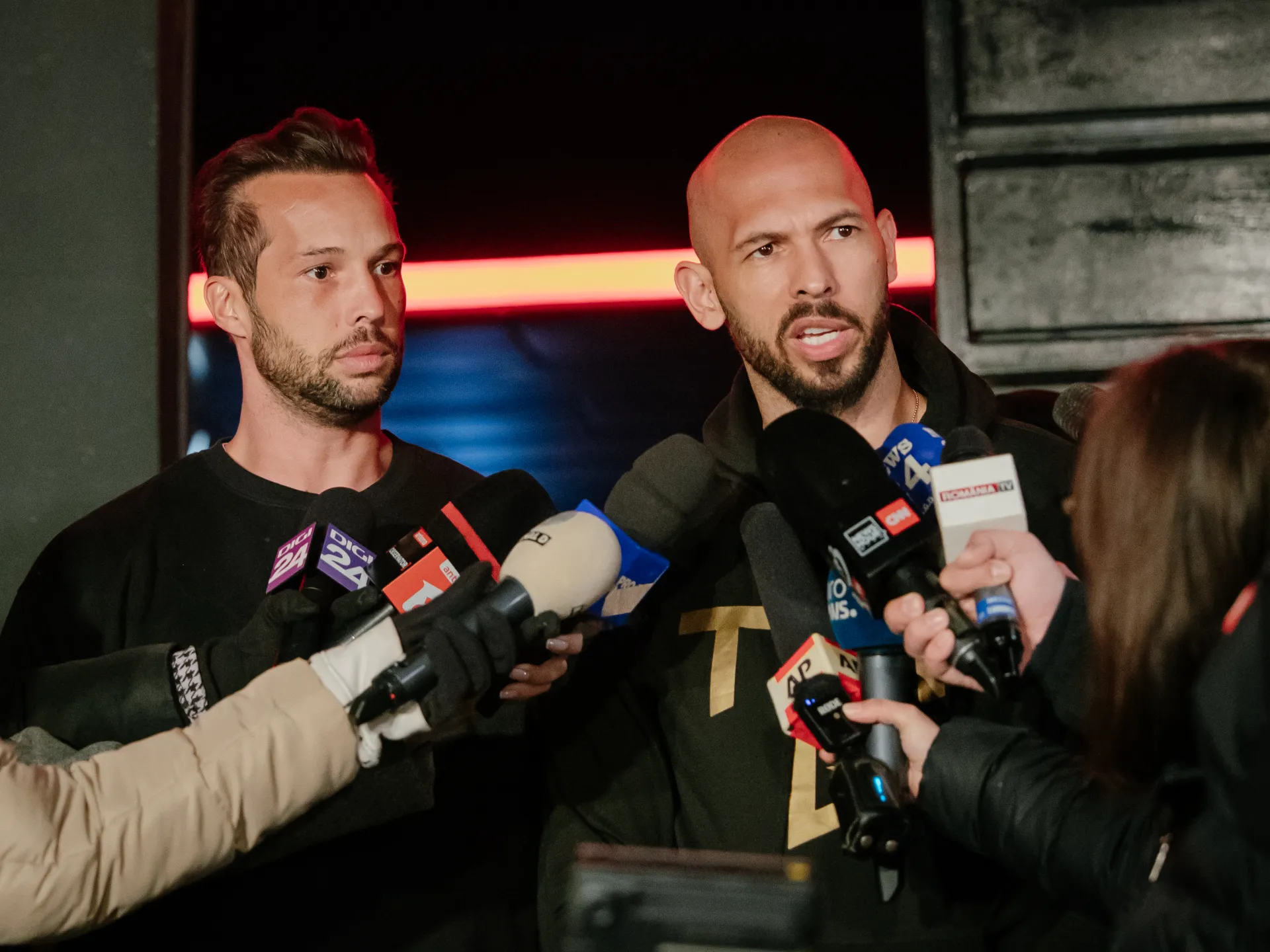 Bratia Tateovci zatknutí v Miami, keď Spojené kráľovstvo pridalo obvinenia zo znásilnenia a obchodovania s ľuďmi | Kriminálne správy