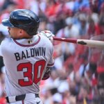 12. júla 2026; Louis, Missouri, USA; Chytač Atlanta Braves Drake Baldwin (30) zaútočil na jeden nájazd proti St. Louis Cardinals počas štvrtej zmeny na Busch Stadium. Povinný kredit: Jeff Curry-Imagn Images