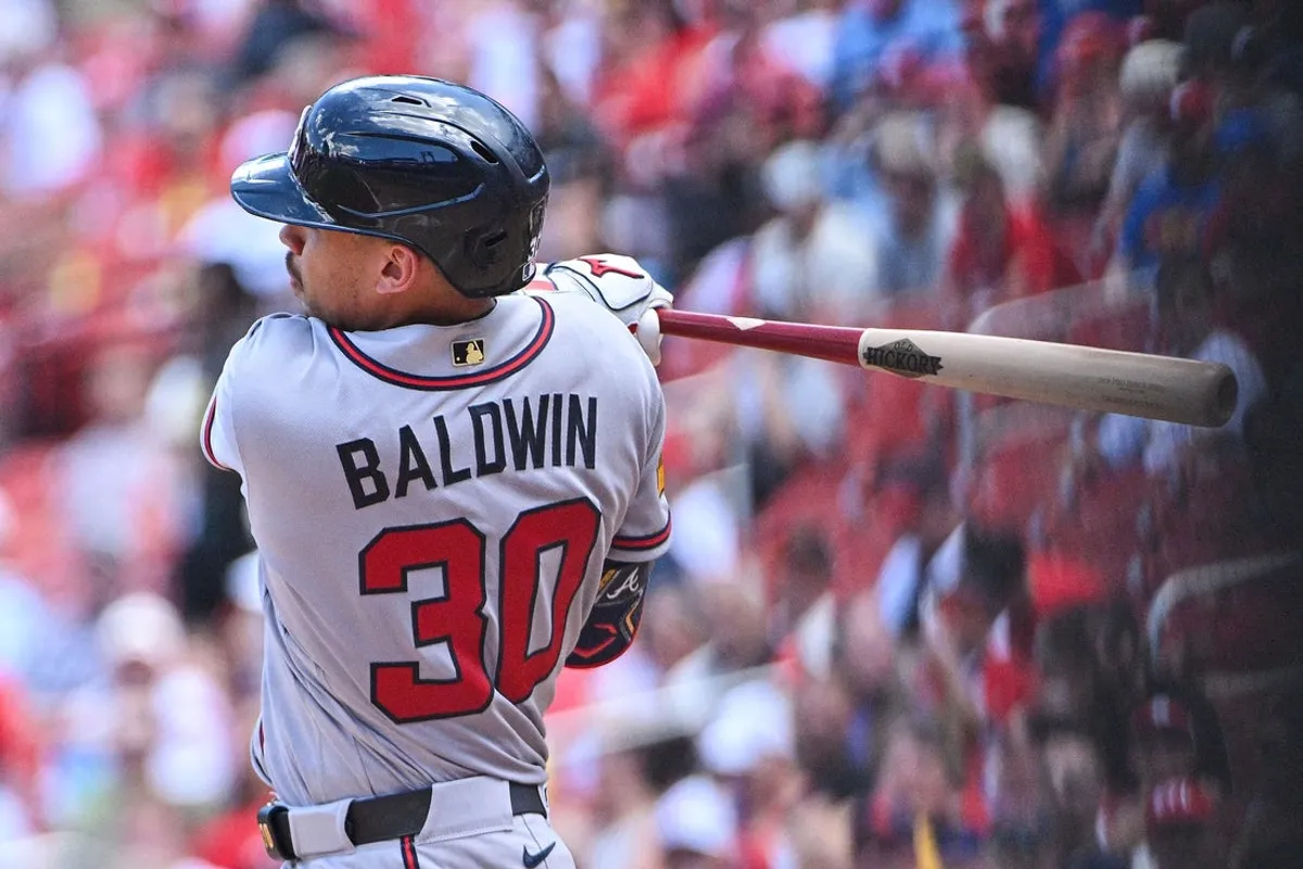 12. júla 2026; Louis, Missouri, USA; Chytač Atlanta Braves Drake Baldwin (30) zaútočil na jeden nájazd proti St. Louis Cardinals počas štvrtej zmeny na Busch Stadium. Povinný kredit: Jeff Curry-Imagn Images