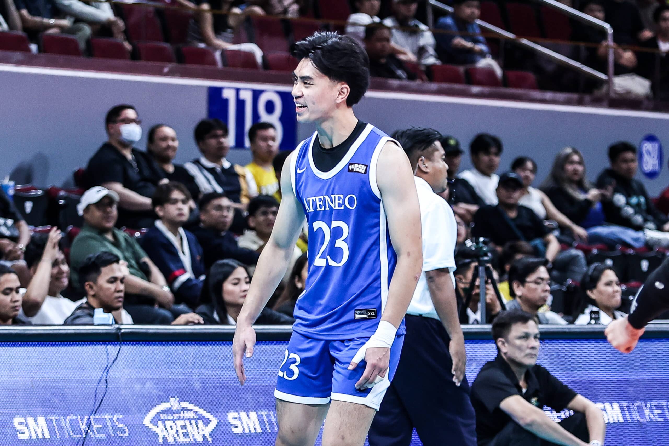 Brian Castro z Atenea počas zápasu proti UST v mužskom volejbalovom turnaji sezóny 87 UAAP.
