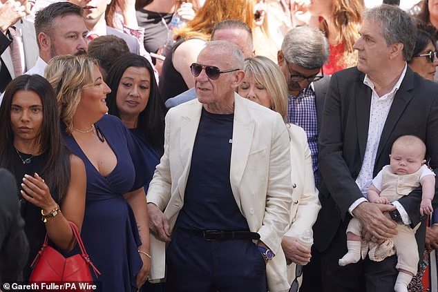 Peter Reid bol nečakaným hosťom, ktorý privítal nového premiéra Andyho Burnhama na 10. mieste