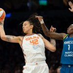 6. júla 2026; Minneapolis, Minnesota, USA; Center Connecticutu Sun Brittney Griner (42) skáče po odraze pred útočníkom Minnesoty Lynx Natasha Howard (1) v druhom polčase v Target Center. Povinný kredit: Jesse Johnson-Imagn Images