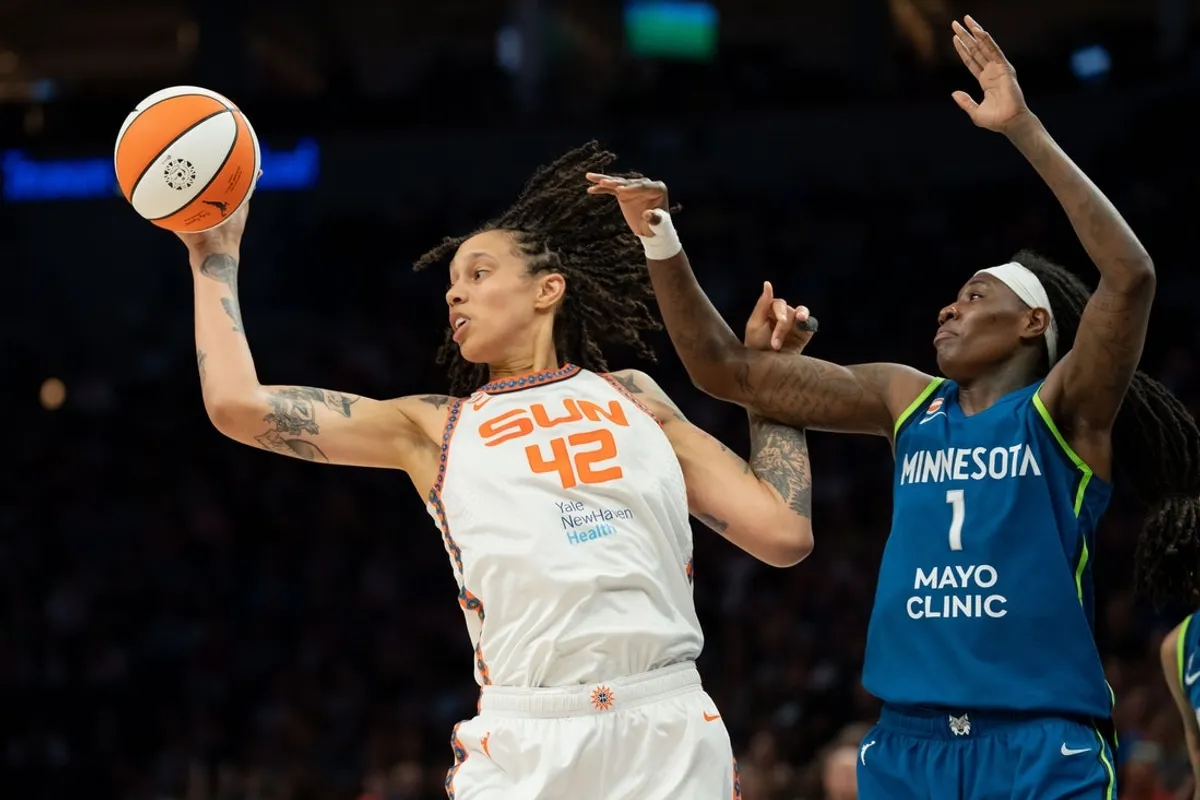 6. júla 2026; Minneapolis, Minnesota, USA; Center Connecticutu Sun Brittney Griner (42) skáče po odraze pred útočníkom Minnesoty Lynx Natasha Howard (1) v druhom polčase v Target Center. Povinný kredit: Jesse Johnson-Imagn Images