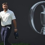 Bryson DeChambeau uznáva dav na prvej jamke v Royal Birkdale.