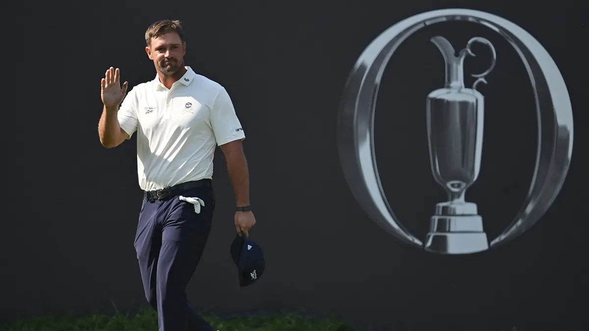 Bryson DeChambeau uznáva dav na prvej jamke v Royal Birkdale.