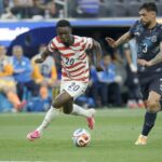 Bude hrať Folarin Balogun? Protest v Belgicku vyvolal vypočutie FIFA