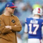 Tréner Buffalo Bills Joe Brady stojí so založenými rukami