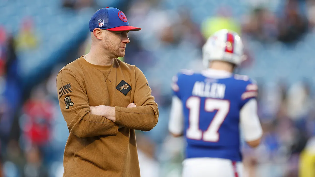 Tréner Buffalo Bills Joe Brady stojí so založenými rukami