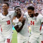 Bukayo Saka vysvetľuje penaltové gesto hviezdy Realu Madrid počas zápasu Anglicko 6:4 vo Francúzsku