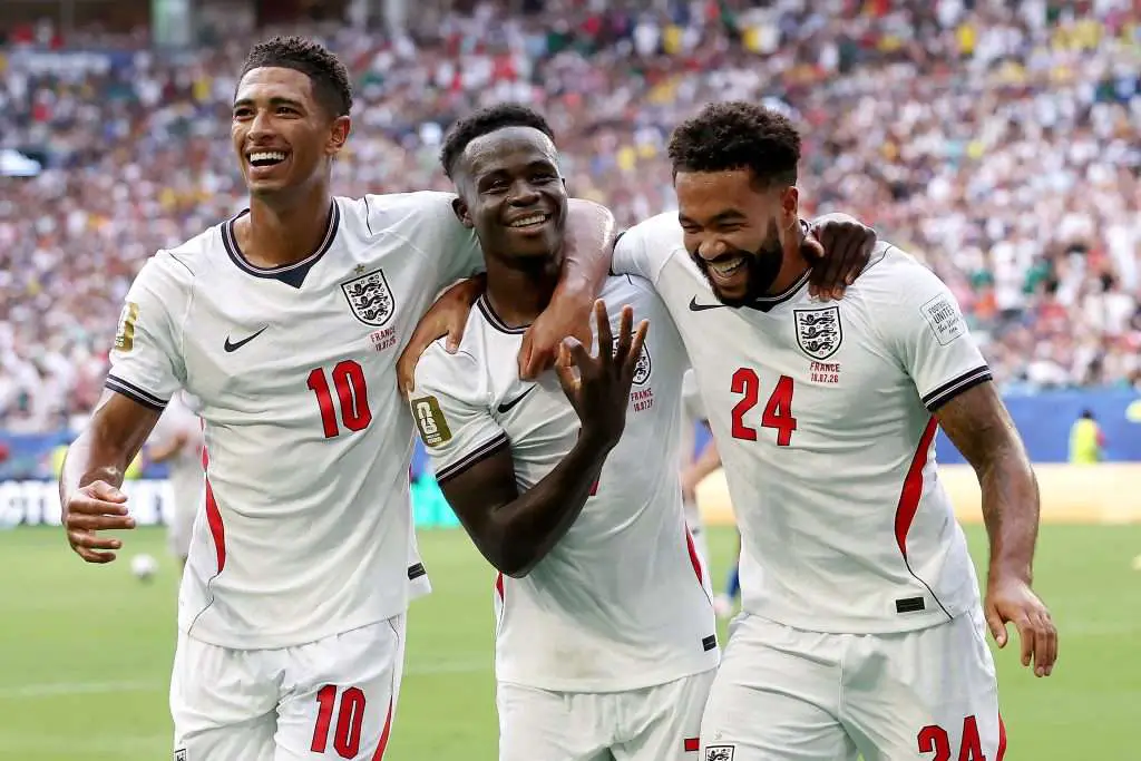 Bukayo Saka vysvetľuje penaltové gesto hviezdy Realu Madrid počas zápasu Anglicko 6:4 vo Francúzsku