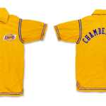 Obrázky prednej a zadnej časti žltej zahrievacej bundy. Predná časť má logo Lakers, zadná časť má názov „Chamberlain“