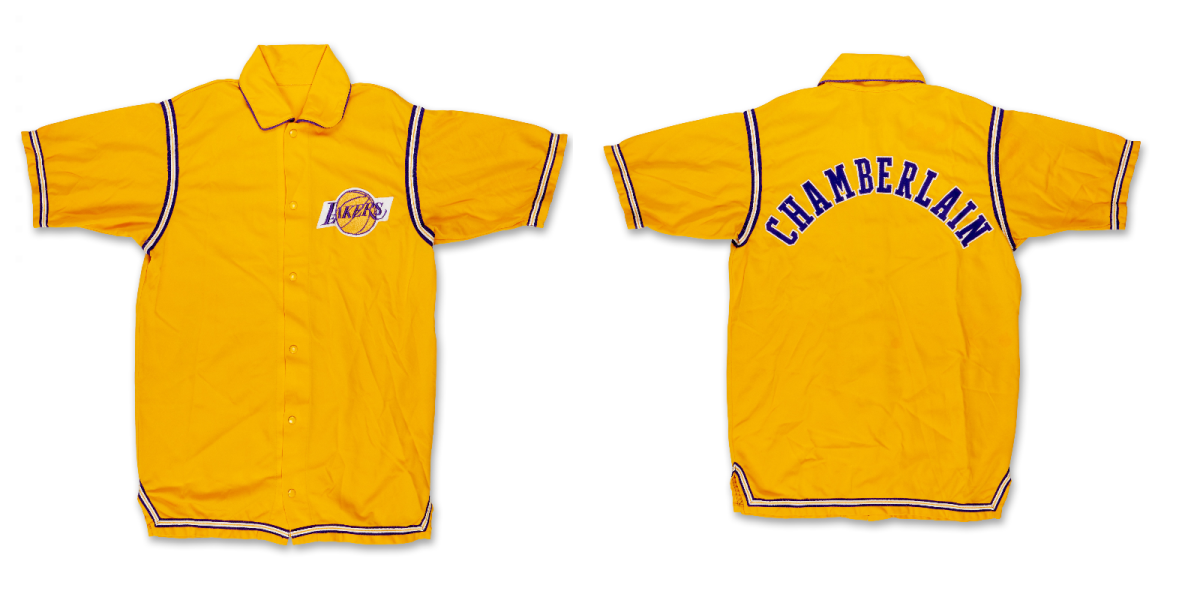 Obrázky prednej a zadnej časti žltej zahrievacej bundy. Predná časť má logo Lakers, zadná časť má názov „Chamberlain“