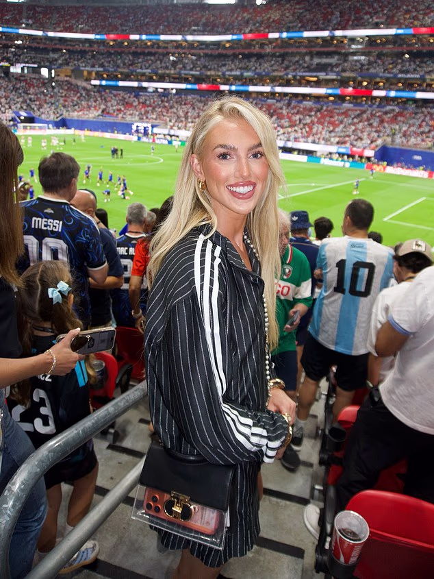 Kelci-Rose Bowers, ktorej partnerom je argentínska hviezda Marcos Senesi, zdieľala správu plnú „zmiešaných emócií“ po tom, čo jeho tím vyradil Anglicko.