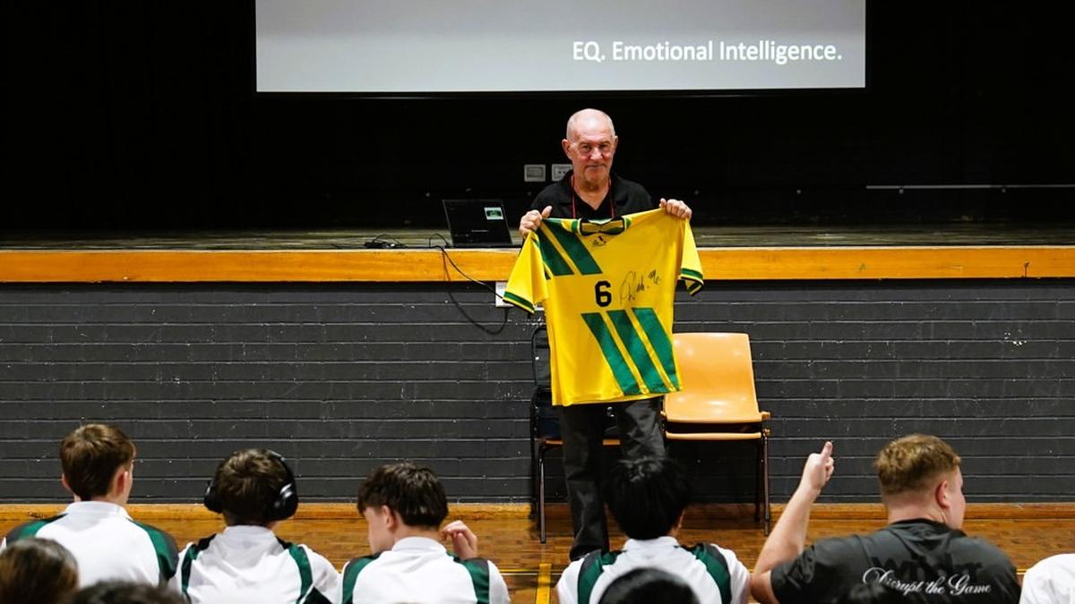 Bývalý kapitán austrálskeho futbalu Paul Wade hovorí, že má pravdepodobnú CTE, a vyzýva, aby nemieril medzi juniorských hráčov