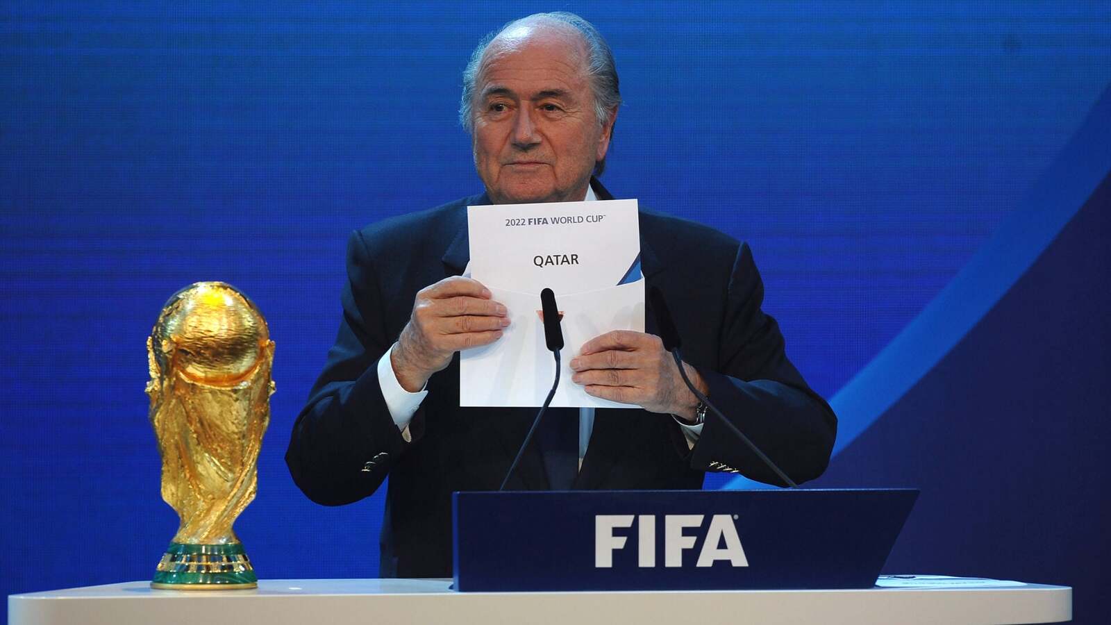 Bývalý prezident FIFA Sepp Blatter zasiahol po zvrátenej červenej karte Folarina Baloguna