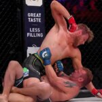 Jake Hager zápasí s JW Kiserom počas Bellator 214 na fóre.