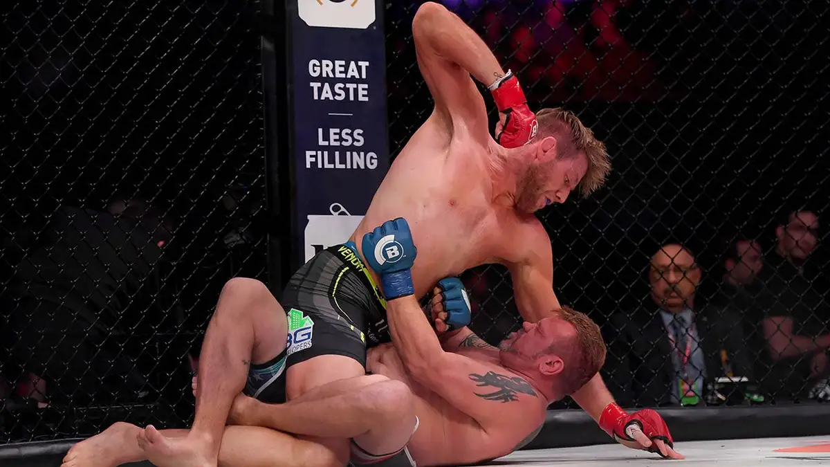 Jake Hager zápasí s JW Kiserom počas Bellator 214 na fóre.
