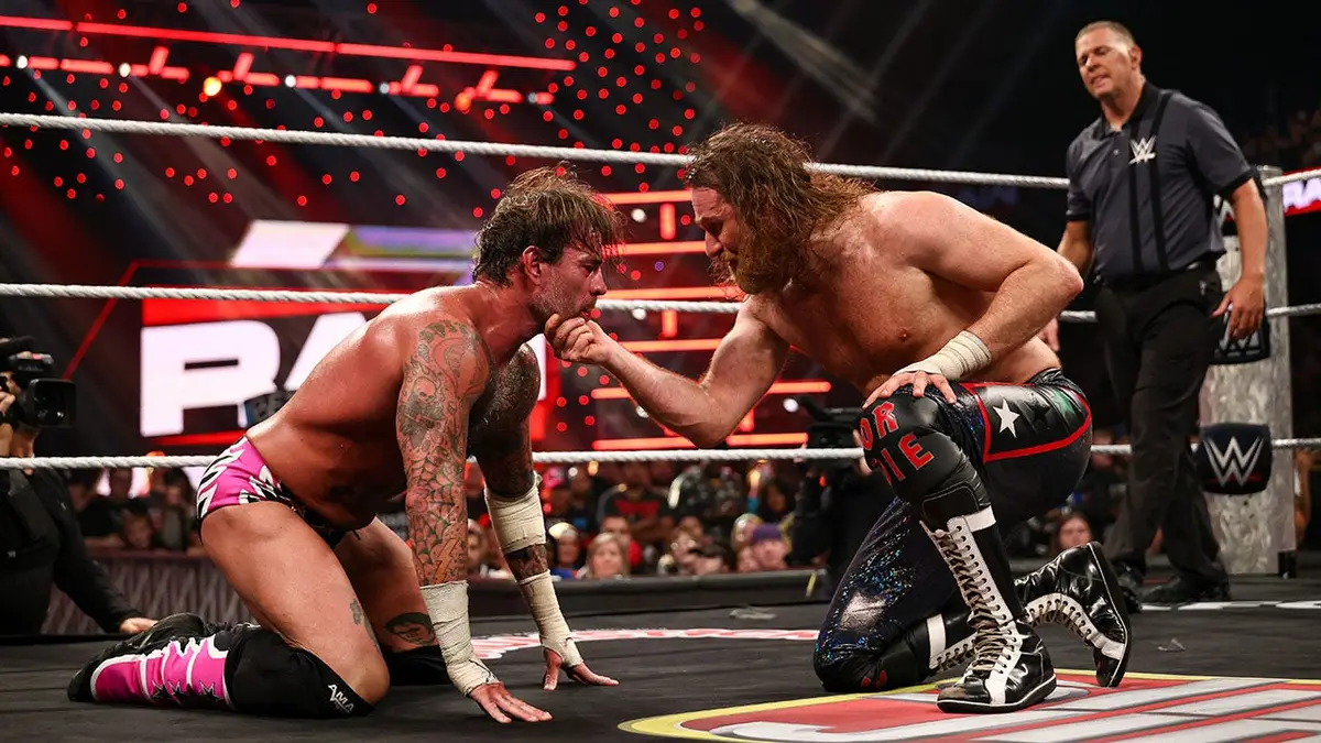 CM Punk a Sami Zayn sa stretnú počas Monday Night RAW v Allstate Arena v Chicagu, Illinois.