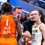 Diamond Miller a Caitlin Clark počas zápasu WNBA v Gainbridge Fieldhouse.