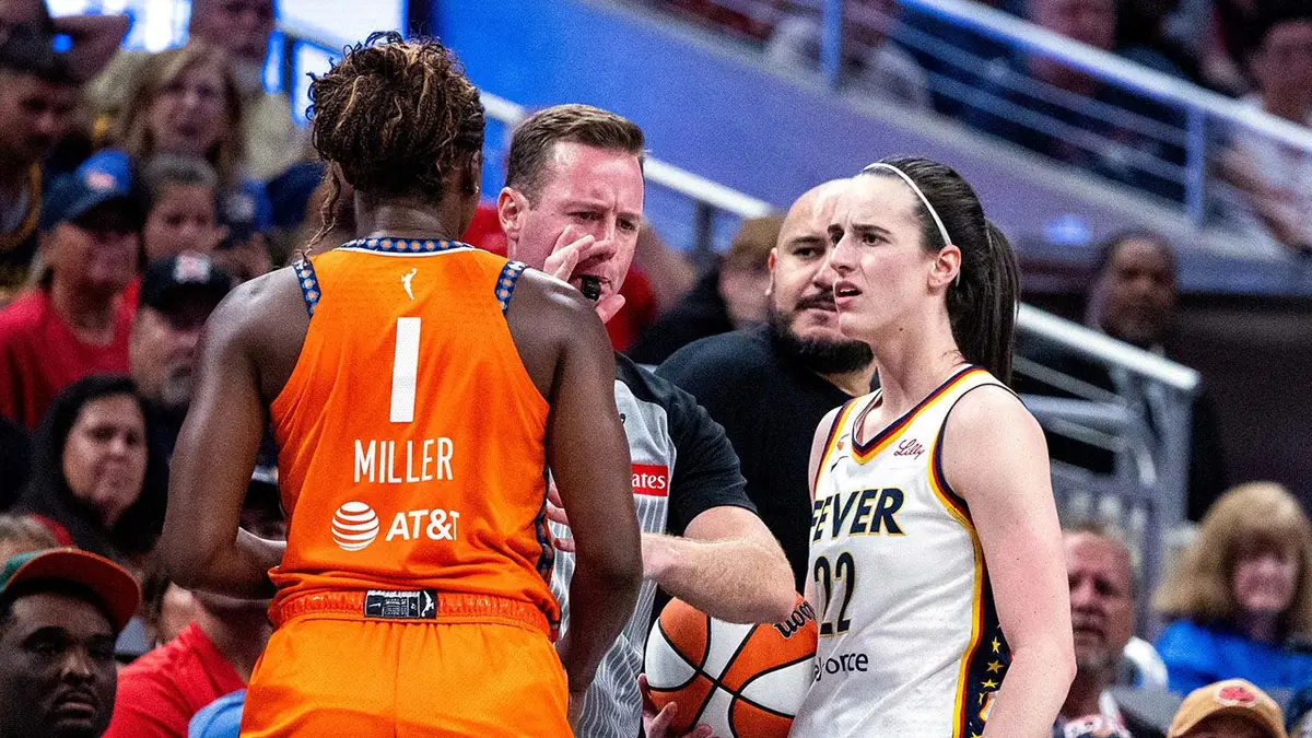 Diamond Miller a Caitlin Clark počas zápasu WNBA v Gainbridge Fieldhouse.