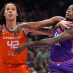 Natasha Mack bojuje s Brittney Griner o doskok na ihrisku vo Phoenixe.
